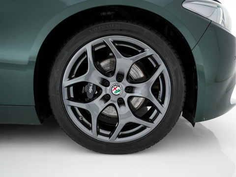 Alfa Romeo Giulia 2.0T Sprint (INCL-BTW) Aut. *PANO | LEATHER-FABRIC | XENON | ADAPTIVE-CRUISE | BLIND-SPOT | SPORTSEATS | CAMERA | NAVI-FULLMAP | DAB+ | SHIFT-PADDLES | PRIVACY-GLASS | LANE-ASSIST | BLINDSPOT | KEYLESS |