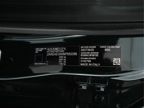 Alfa Romeo Giulia 2.0T Sprint (INCL-BTW) Aut. *PANO | LEATHER-FABRIC | XENON | ADAPTIVE-CRUISE | BLIND-SPOT | SPORTSEATS | CAMERA | NAVI-FULLMAP | DAB+ | SHIFT-PADDLES | PRIVACY-GLASS | LANE-ASSIST | BLINDSPOT | KEYLESS |