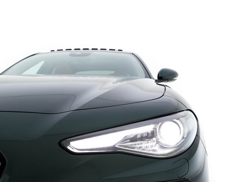 Alfa Romeo Giulia 2.0T Sprint (INCL-BTW) Aut. *PANO | LEATHER-FABRIC | XENON | ADAPTIVE-CRUISE | BLIND-SPOT | SPORTSEATS | CAMERA | NAVI-FULLMAP | DAB+ | SHIFT-PADDLES | PRIVACY-GLASS | LANE-ASSIST | BLINDSPOT | KEYLESS |