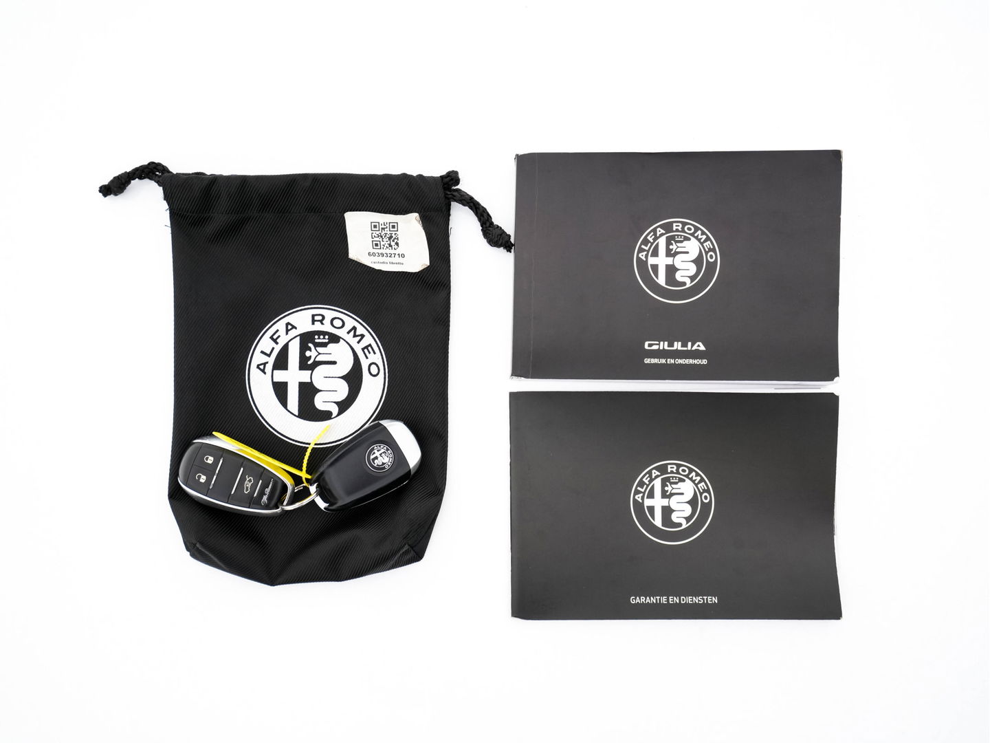 Alfa Romeo Giulia 2.0T Sprint (INCL-BTW) Aut. *PANO | LEATHER-FABRIC | XENON | ADAPTIVE-CRUISE | BLIND-SPOT | SPORTSEATS | CAMERA | NAVI-FULLMAP | DAB+ | SHIFT-PADDLES | PRIVACY-GLASS | LANE-ASSIST | BLINDSPOT | KEYLESS |