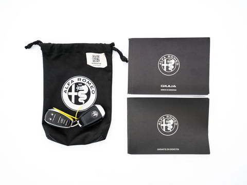 Alfa Romeo Giulia 2.0T Sprint (INCL-BTW) Aut. *PANO | LEATHER-FABRIC | XENON | ADAPTIVE-CRUISE | BLIND-SPOT | SPORTSEATS | CAMERA | NAVI-FULLMAP | DAB+ | SHIFT-PADDLES | PRIVACY-GLASS | LANE-ASSIST | BLINDSPOT | KEYLESS |