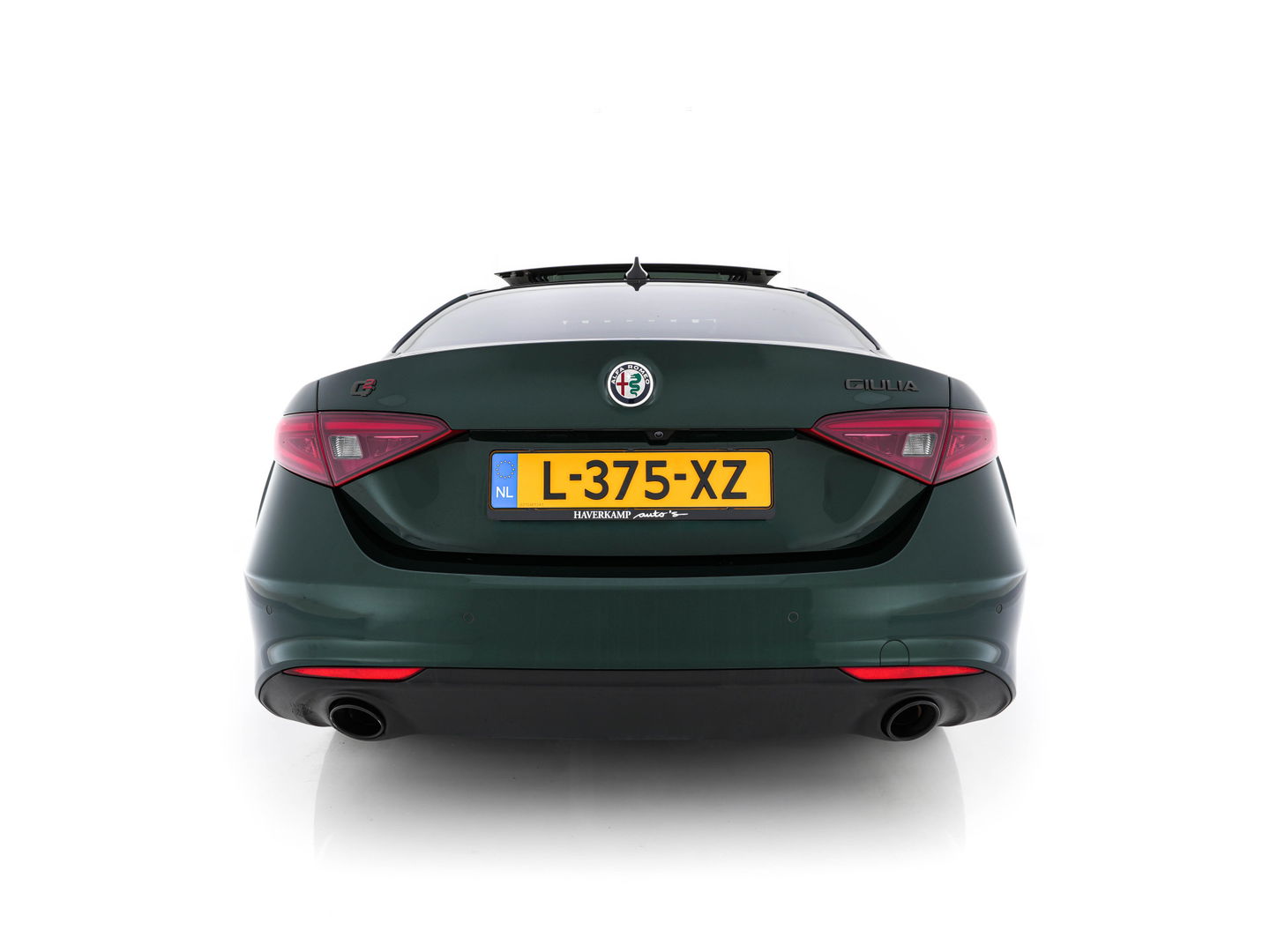 Alfa Romeo Giulia 2.0T Sprint (INCL-BTW) Aut. *PANO | LEATHER-FABRIC | XENON | ADAPTIVE-CRUISE | BLIND-SPOT | SPORTSEATS | CAMERA | NAVI-FULLMAP | DAB+ | SHIFT-PADDLES | PRIVACY-GLASS | LANE-ASSIST | BLINDSPOT | KEYLESS |