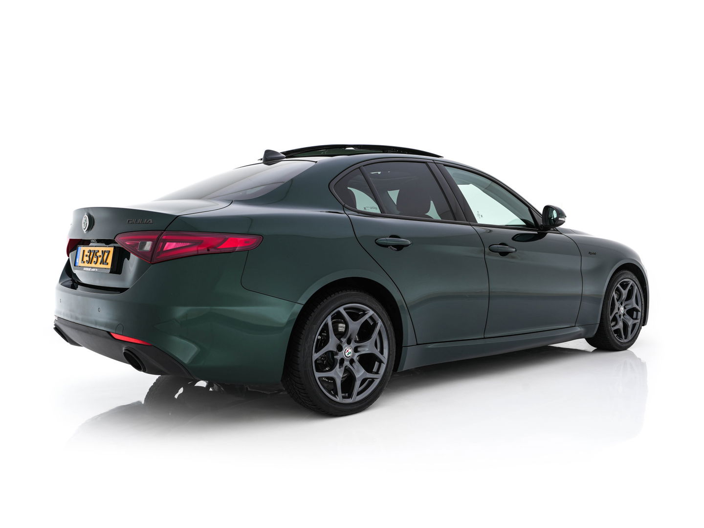 Alfa Romeo Giulia 2.0T Sprint (INCL-BTW) Aut. *PANO | LEATHER-FABRIC | XENON | ADAPTIVE-CRUISE | BLIND-SPOT | SPORTSEATS | CAMERA | NAVI-FULLMAP | DAB+ | SHIFT-PADDLES | PRIVACY-GLASS | LANE-ASSIST | BLINDSPOT | KEYLESS |