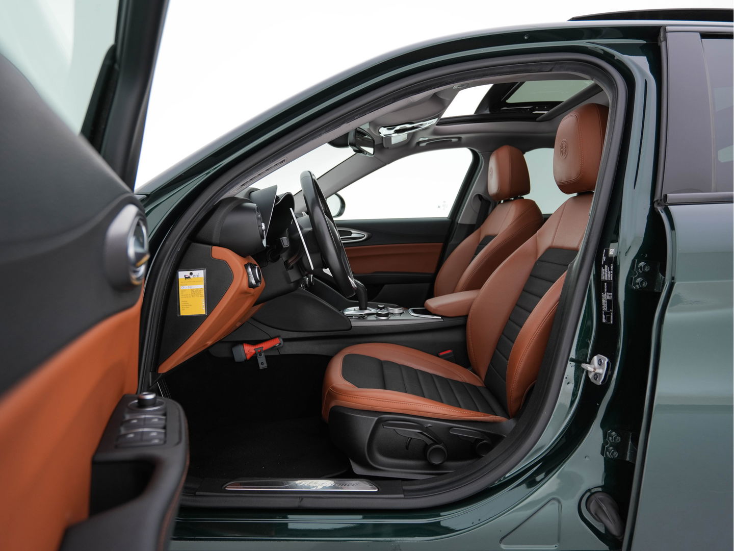 Alfa Romeo Giulia 2.0T Sprint (INCL-BTW) Aut. *PANO | LEATHER-FABRIC | XENON | ADAPTIVE-CRUISE | BLIND-SPOT | SPORTSEATS | CAMERA | NAVI-FULLMAP | DAB+ | SHIFT-PADDLES | PRIVACY-GLASS | LANE-ASSIST | BLINDSPOT | KEYLESS |