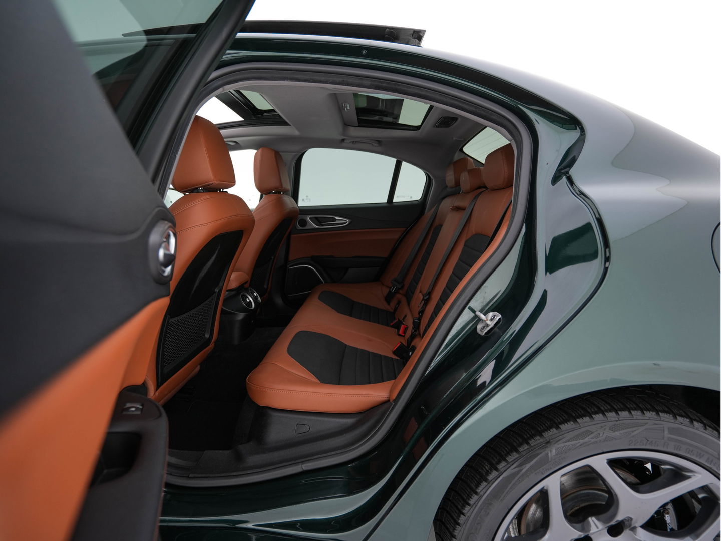 Alfa Romeo Giulia 2.0T Sprint (INCL-BTW) Aut. *PANO | LEATHER-FABRIC | XENON | ADAPTIVE-CRUISE | BLIND-SPOT | SPORTSEATS | CAMERA | NAVI-FULLMAP | DAB+ | SHIFT-PADDLES | PRIVACY-GLASS | LANE-ASSIST | BLINDSPOT | KEYLESS |