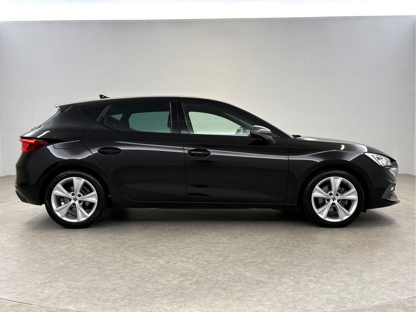 SEAT Leon 1.5 eTSI FR 150PK | Virtual | Camera | Sfeer | Adap. Cruise | Stoel/Stuurverw. | Trekh. | Carplay | Keyless | NAP
