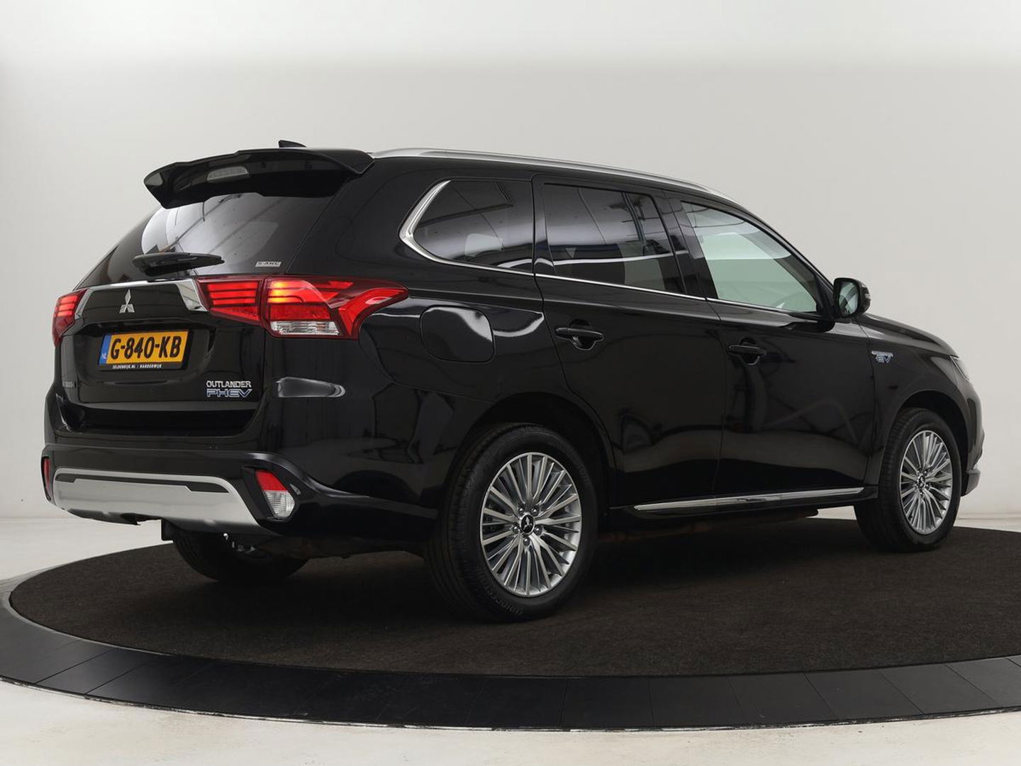 Mitsubishi Outlander 2.4 PHEV Pure+ | Trekhaak | Carplay | Leder/Alcantara | Camera | Keyless | Full LED | Climate control | Cruise control | Plug In