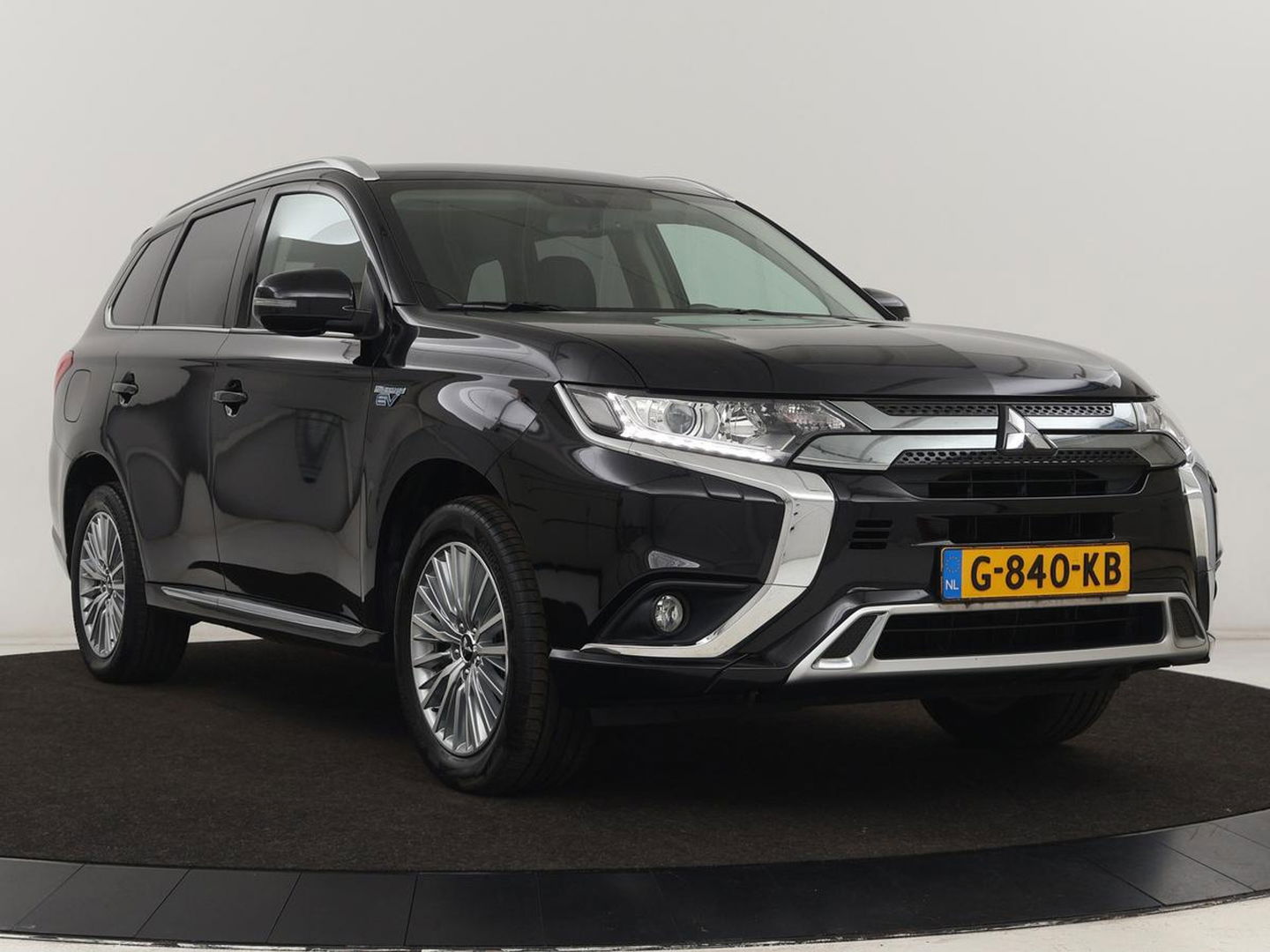 Mitsubishi Outlander 2.4 PHEV Pure+ | Trekhaak | Carplay | Leder/Alcantara | Camera | Keyless | Full LED | Climate control | Cruise control | Plug In