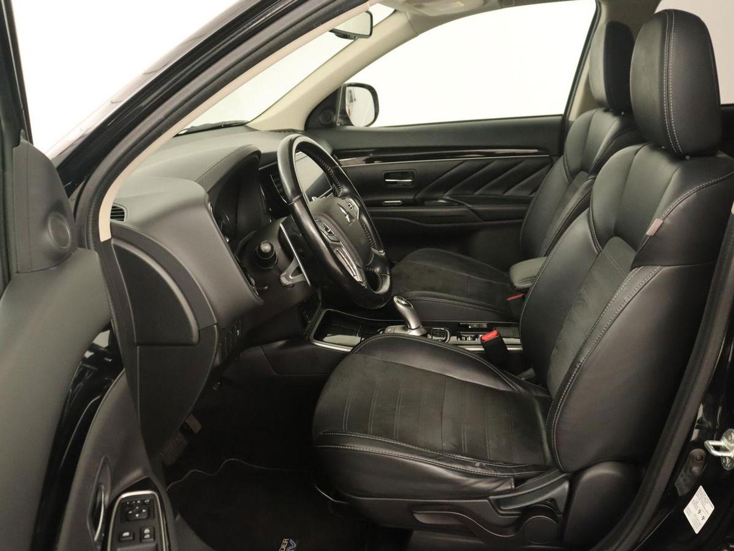 Mitsubishi Outlander 2.4 PHEV Pure+ | Trekhaak | Carplay | Leder/Alcantara | Camera | Keyless | Full LED | Climate control | Cruise control | Plug In