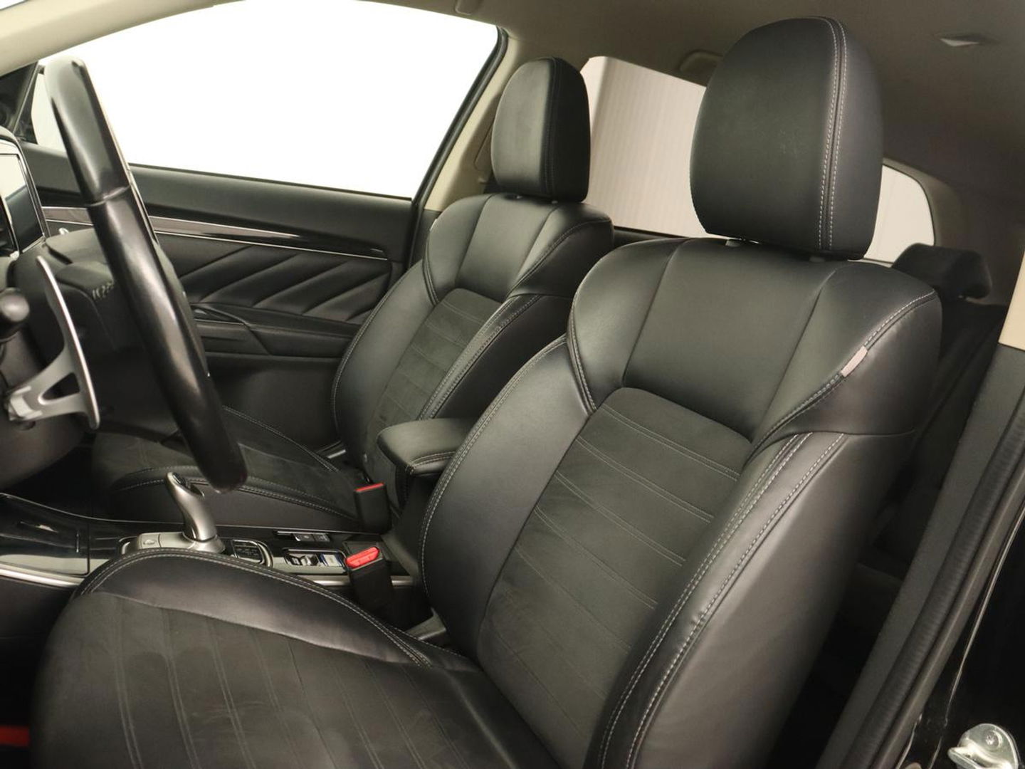 Mitsubishi Outlander 2.4 PHEV Pure+ | Trekhaak | Carplay | Leder/Alcantara | Camera | Keyless | Full LED | Climate control | Cruise control | Plug In