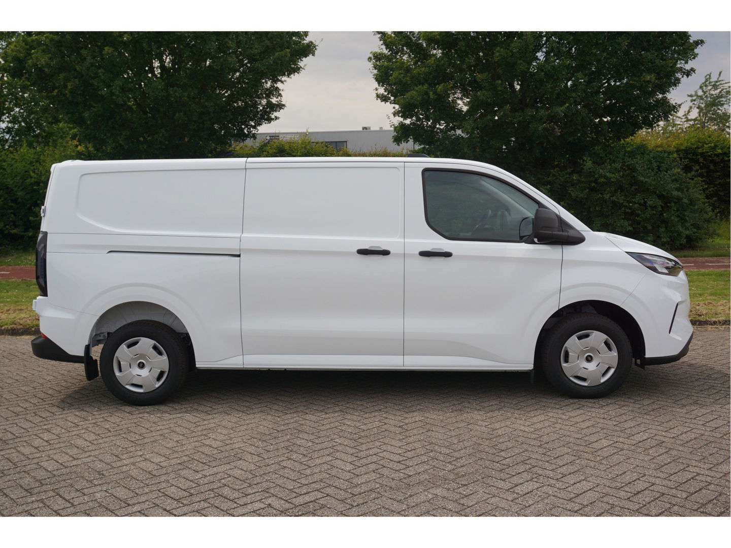 Ford Transit Custom 320L 136PK Trend BPM VRIJ 13" Navi, Cam, LED 2x Schuifdeur, Garantie 2029 !! NR. SU238*