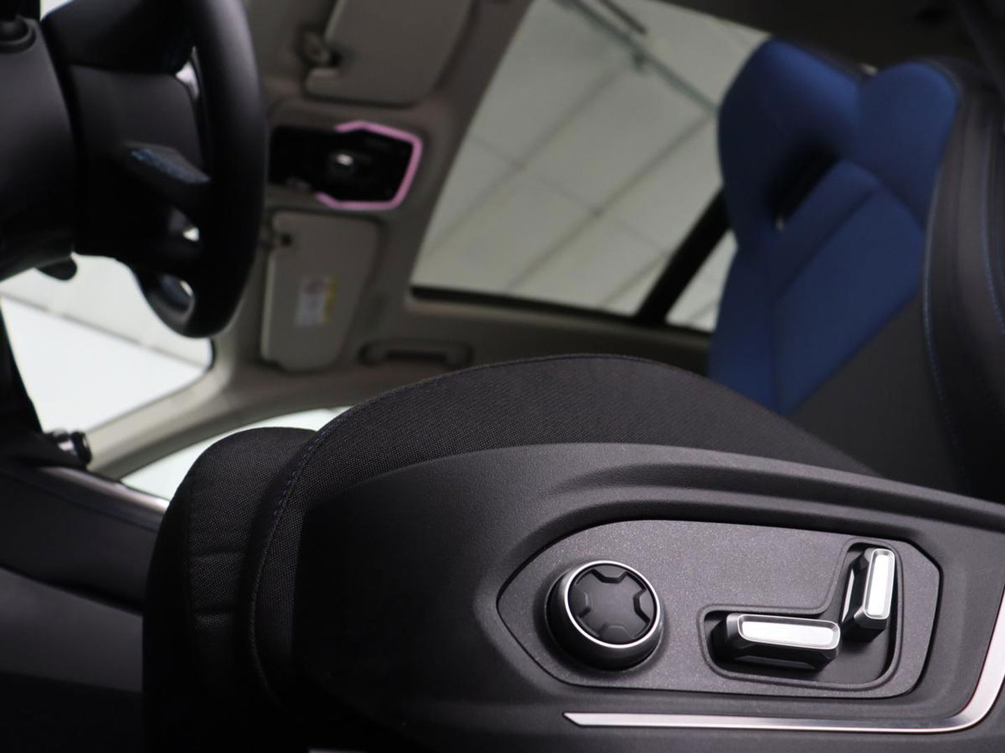 Lynk & Co 01 1.5 Plug In | Panoramadak | Infinity by Harman | Camera | Adaptive cruise | Stoelverwarming | Carplay | Memory | Full LED | PHEV