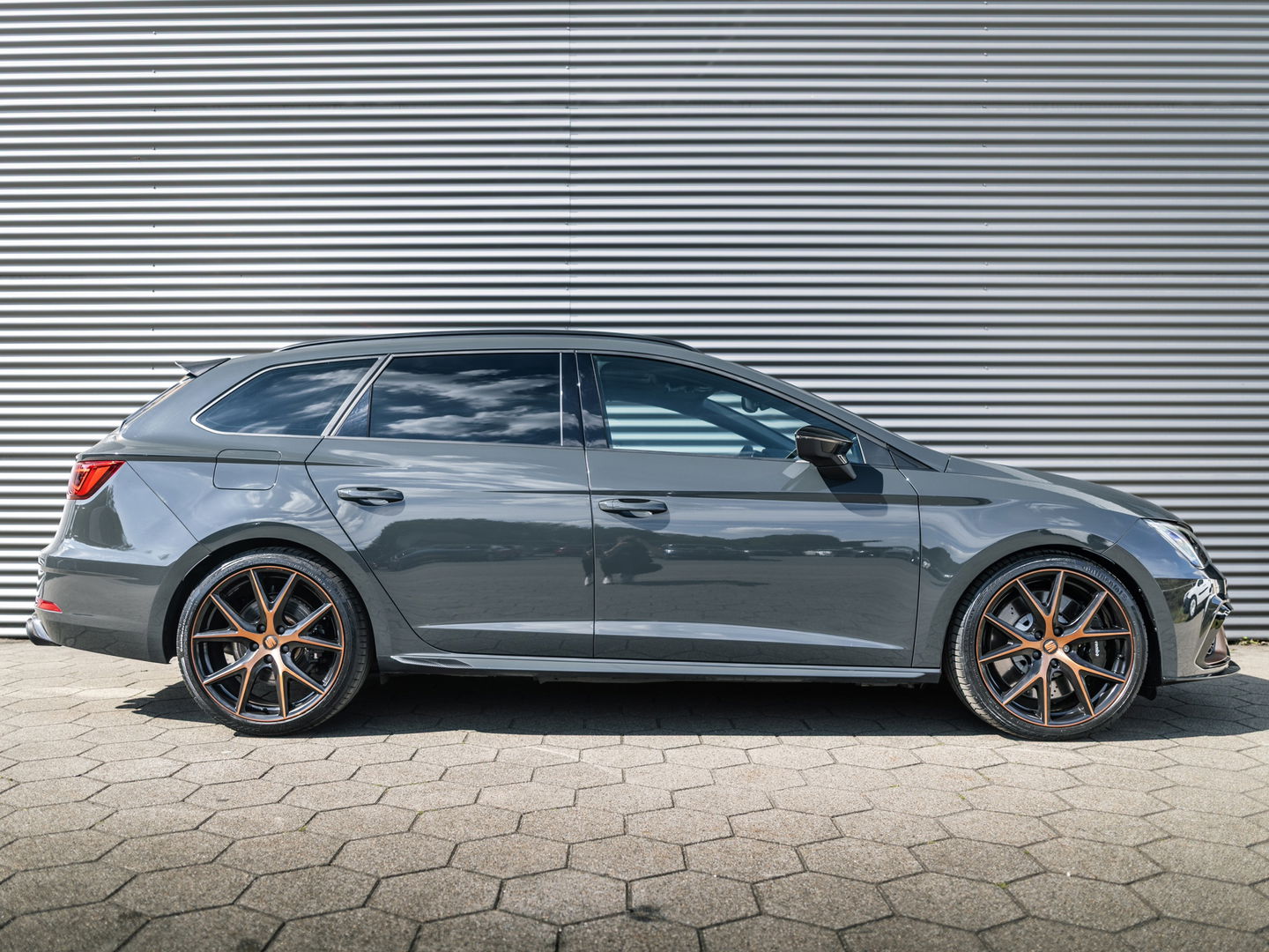 SEAT Leon ST 2.0 TSI 4DRIVE CUPRA R BLACKNESS GREY CARBON