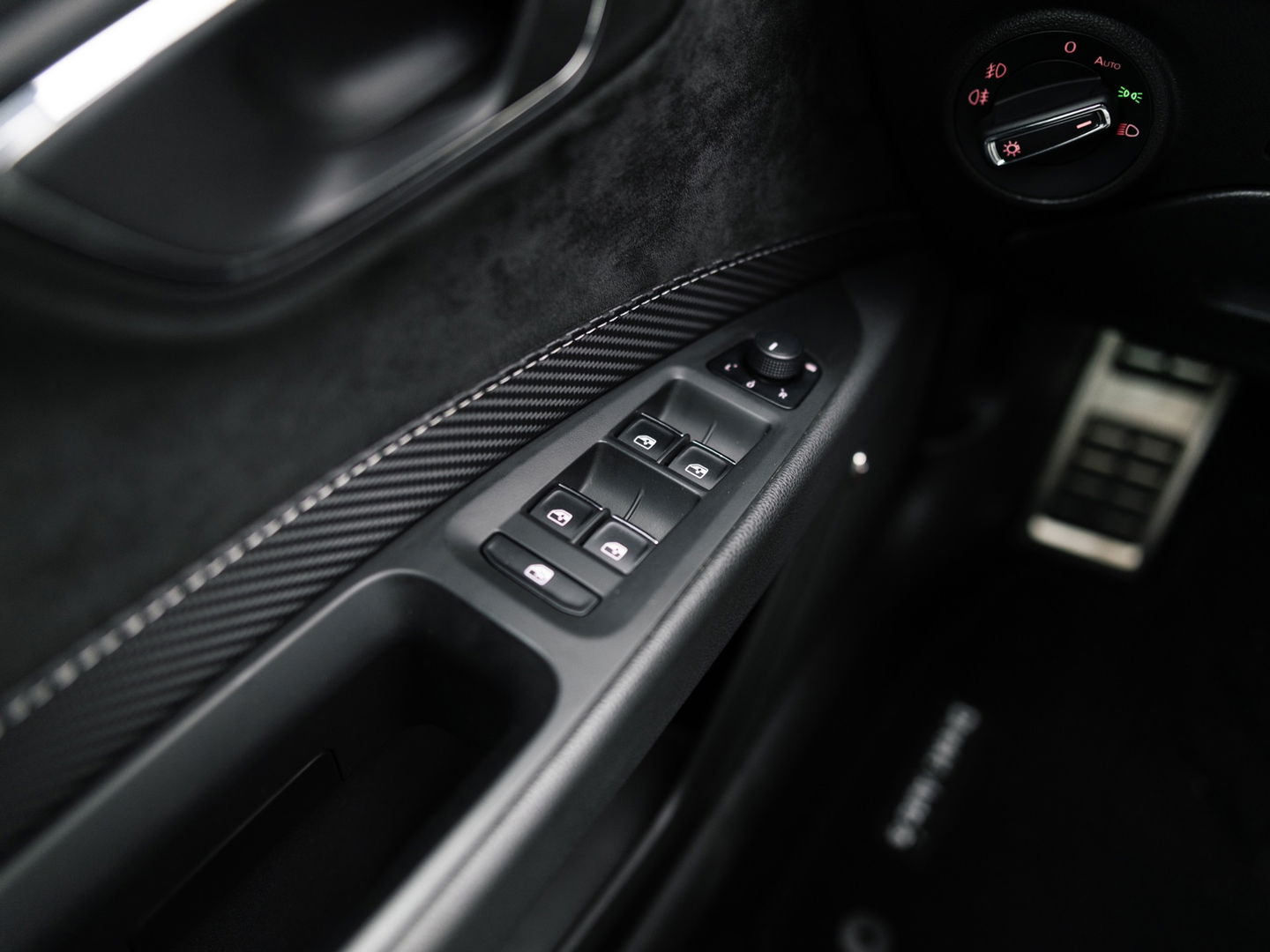 SEAT Leon ST 2.0 TSI CUPRA 4DRIVE CARBON EDITION PANO BREMBO