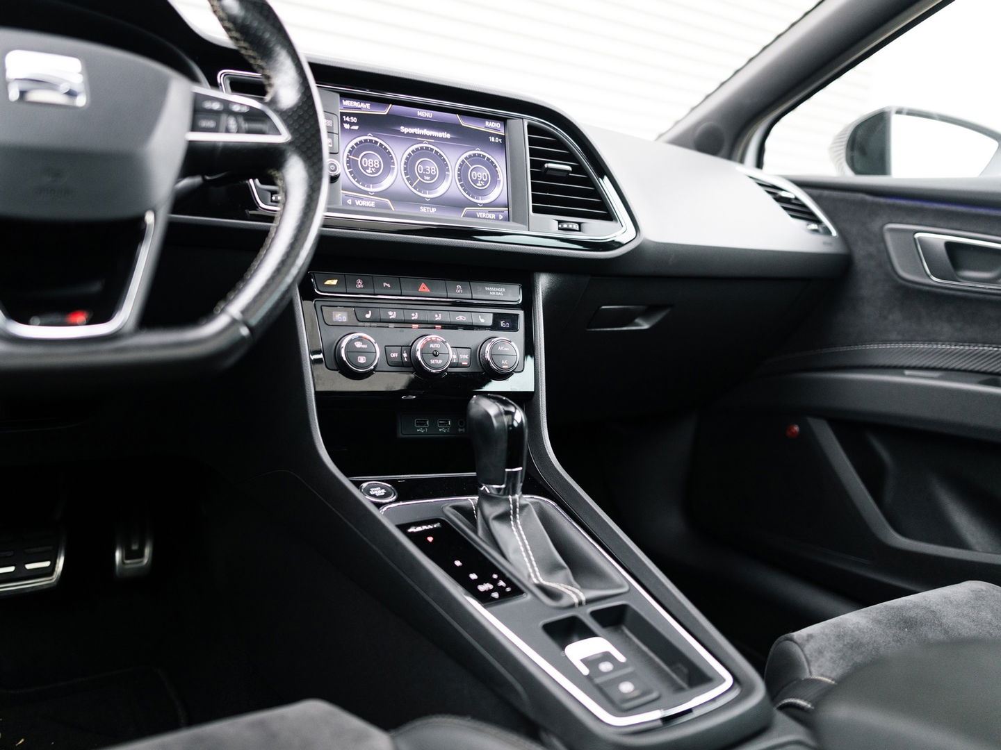 SEAT Leon ST 2.0 TSI CUPRA 4DRIVE CARBON EDITION PANO BREMBO