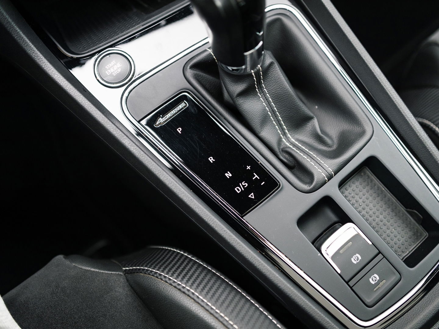 SEAT Leon ST 2.0 TSI CUPRA 4DRIVE CARBON EDITION PANO BREMBO