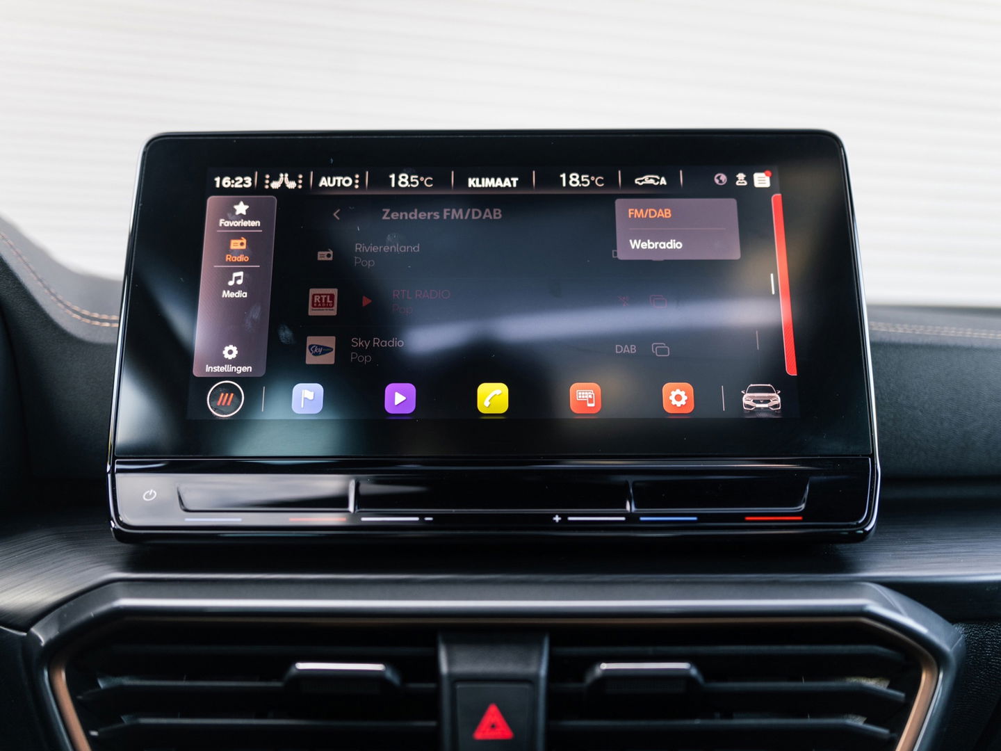 CUPRA Leon ST 2.0 TSI 4DRIVE PANO CAMERA BEATS TREKH. KEYLESS