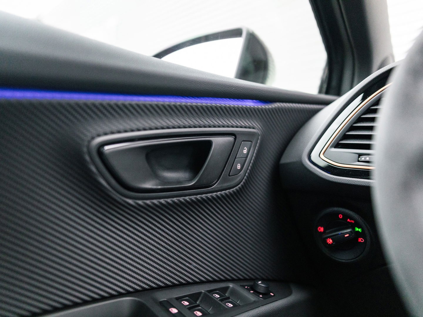 SEAT Leon ST 2.0 TSI CUPRA 4DRIVE R CARBON PANO BREMBO BEATS