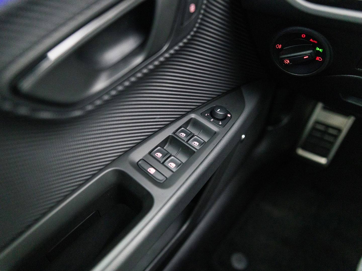 SEAT Leon ST 2.0 TSI CUPRA 4DRIVE R CARBON PANO BREMBO BEATS