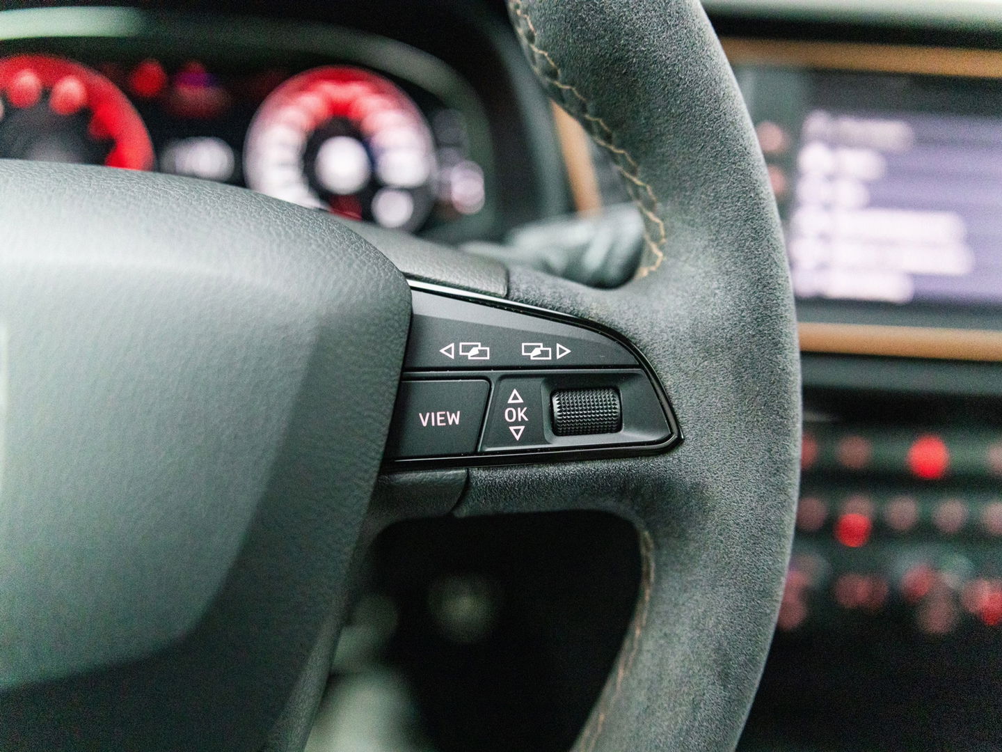 SEAT Leon ST 2.0 TSI CUPRA 4DRIVE R CARBON PANO BREMBO BEATS