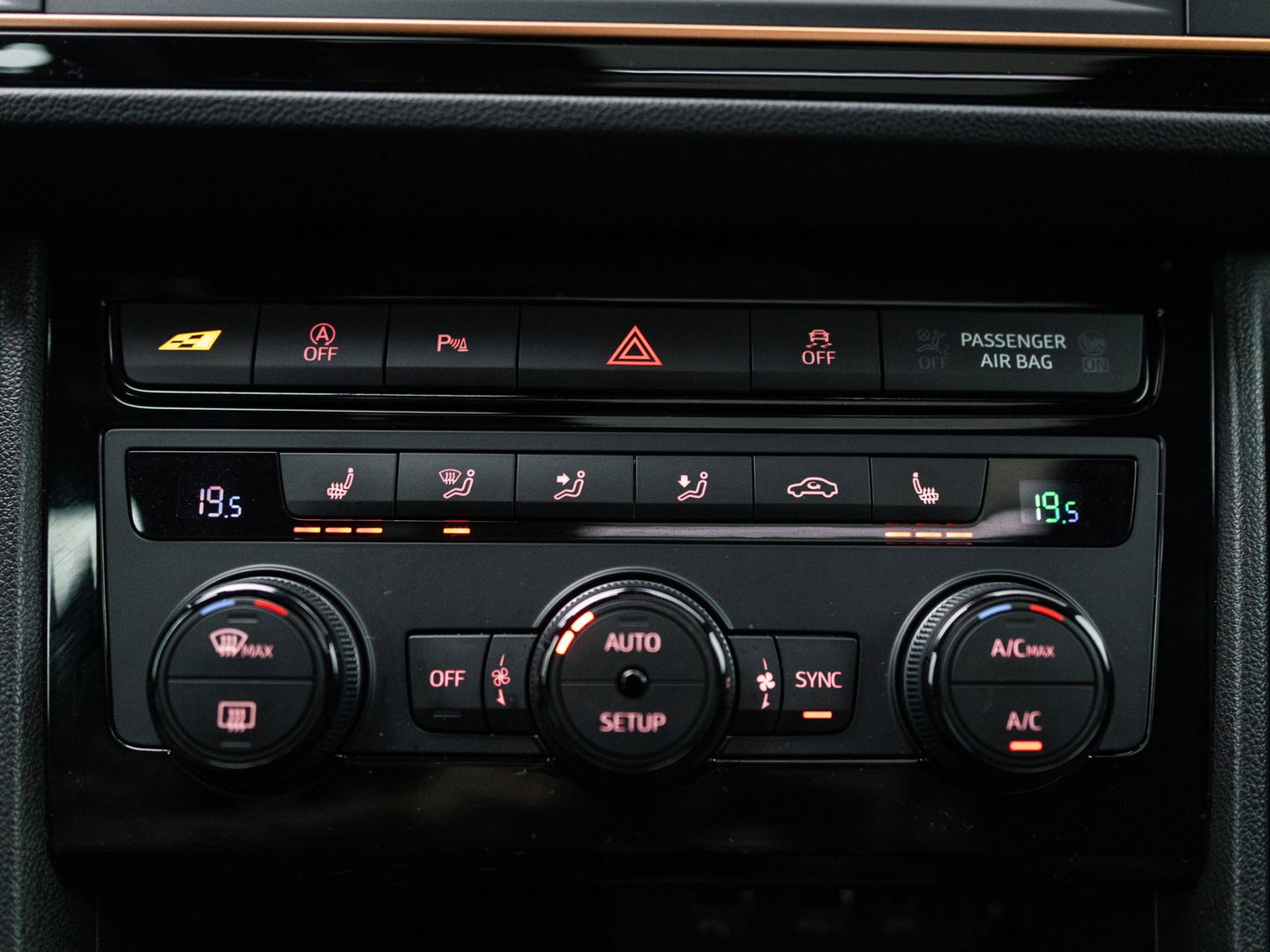 SEAT Leon ST 2.0 TSI CUPRA 4DRIVE R CARBON PANO BREMBO BEATS