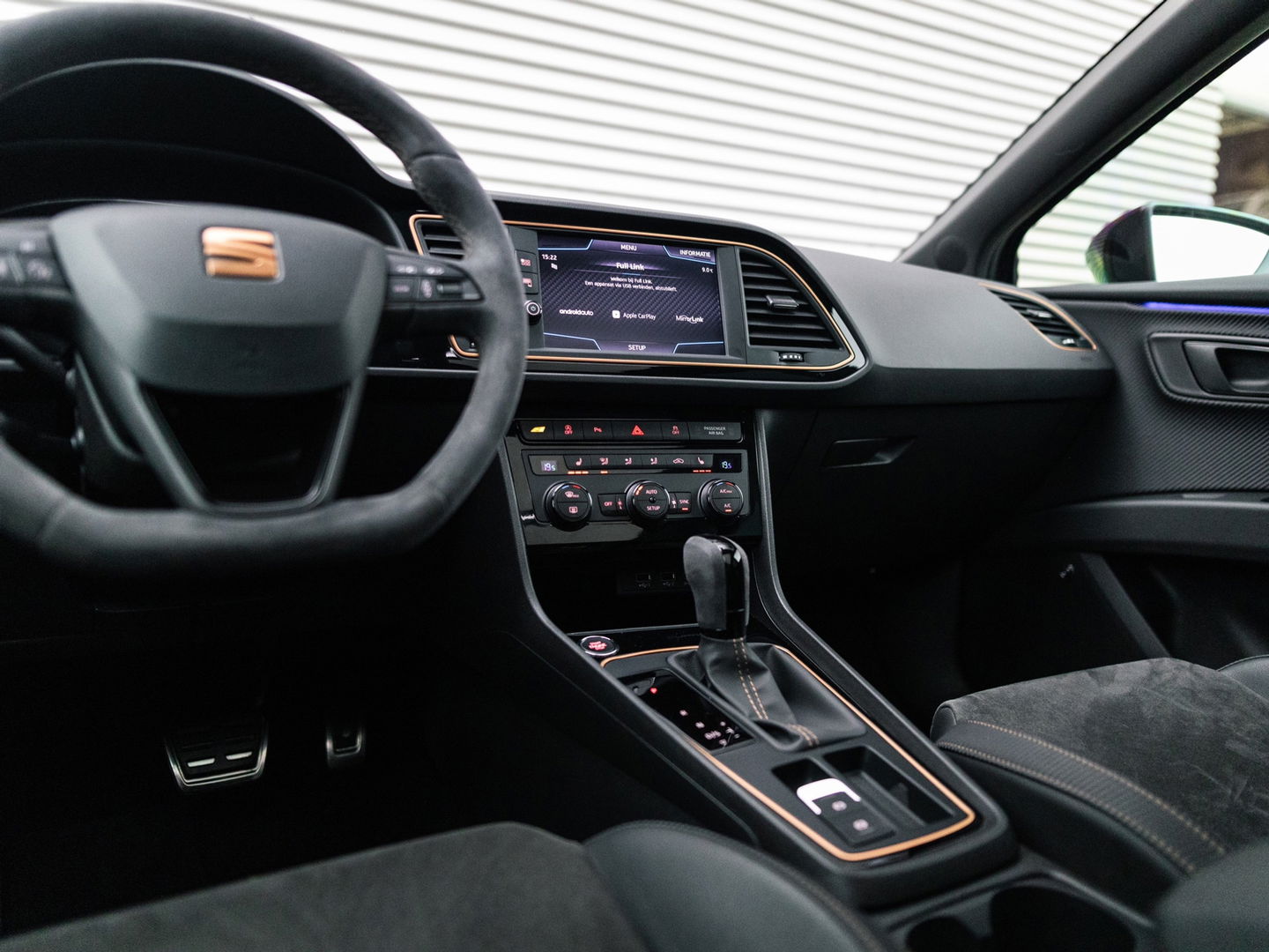 SEAT Leon ST 2.0 TSI CUPRA 4DRIVE R CARBON PANO BREMBO BEATS