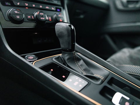 SEAT Leon ST 2.0 TSI CUPRA 4DRIVE R CARBON PANO BREMBO BEATS