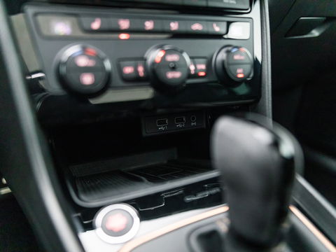 SEAT Leon ST 2.0 TSI CUPRA 4DRIVE R CARBON PANO BREMBO BEATS