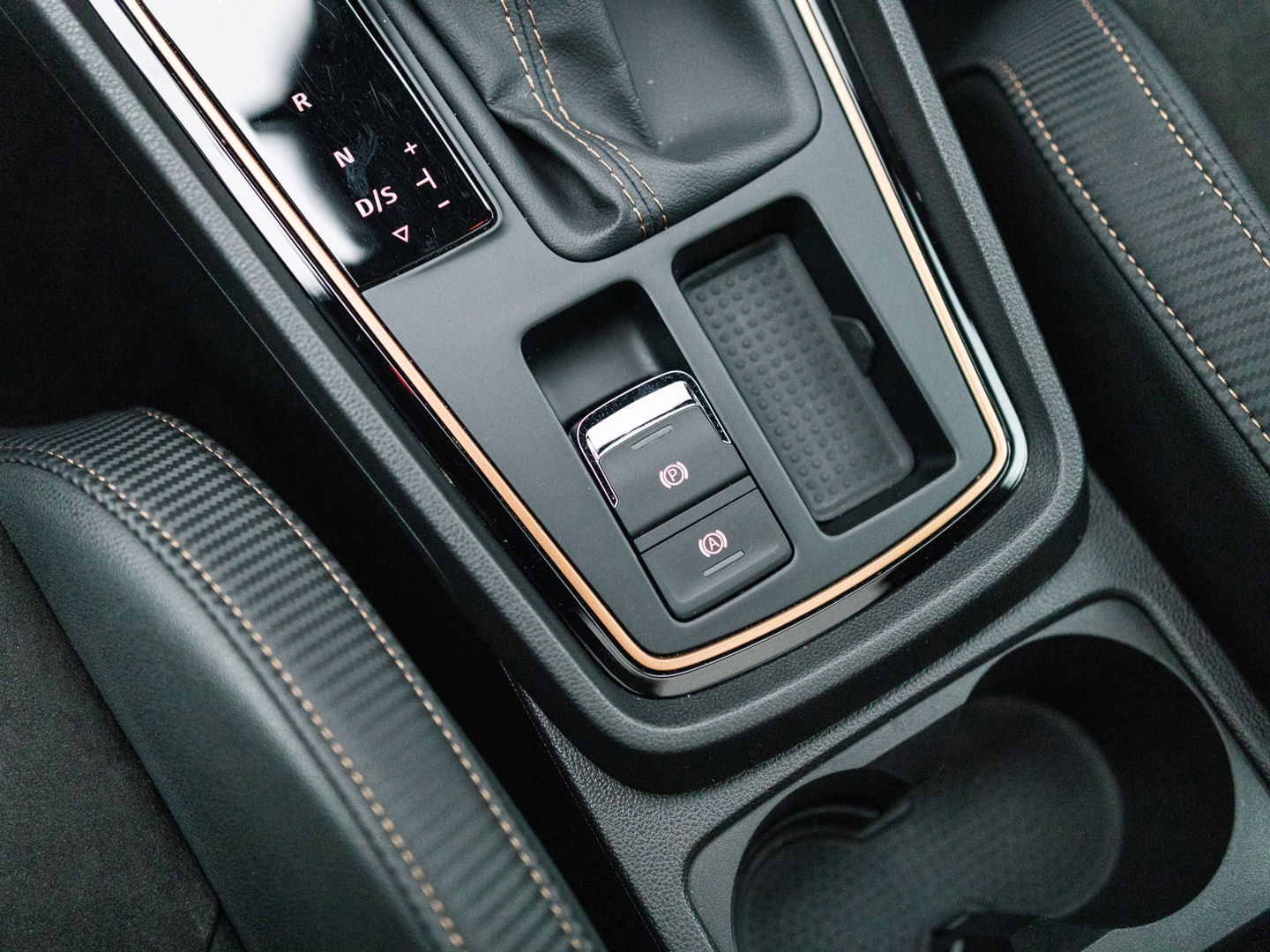 SEAT Leon ST 2.0 TSI CUPRA 4DRIVE R CARBON PANO BREMBO BEATS