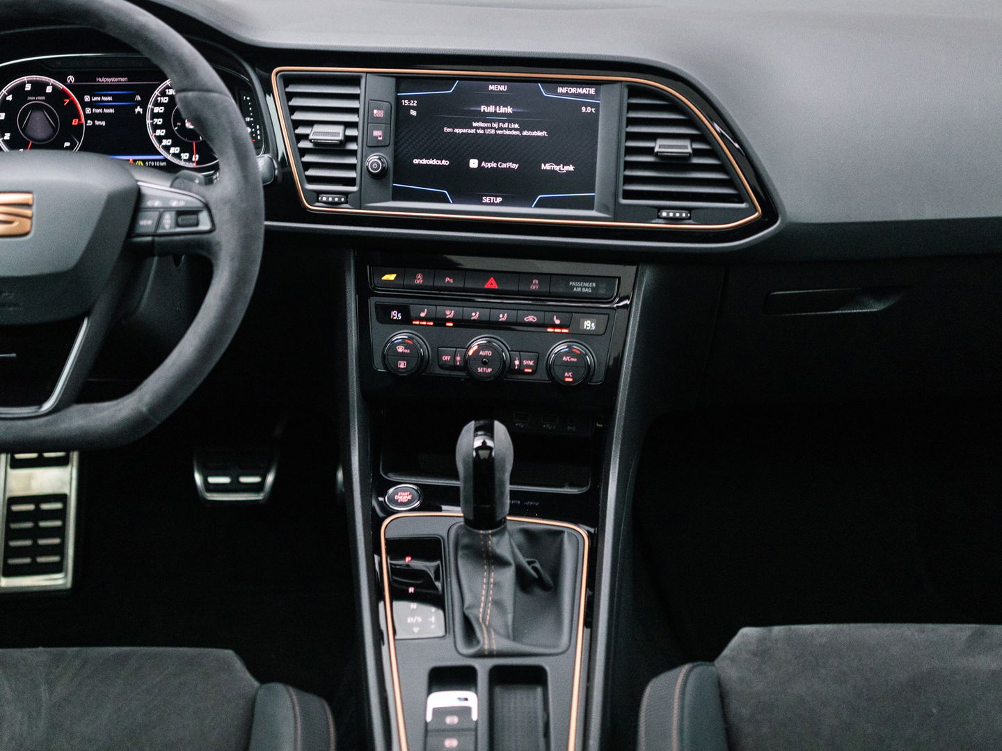 SEAT Leon ST 2.0 TSI CUPRA 4DRIVE R CARBON PANO BREMBO BEATS