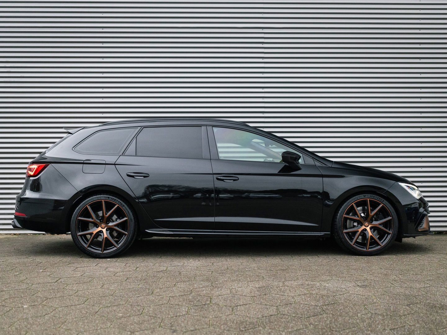 SEAT Leon ST 2.0 TSI CUPRA 4DRIVE R CARBON PANO BREMBO BEATS