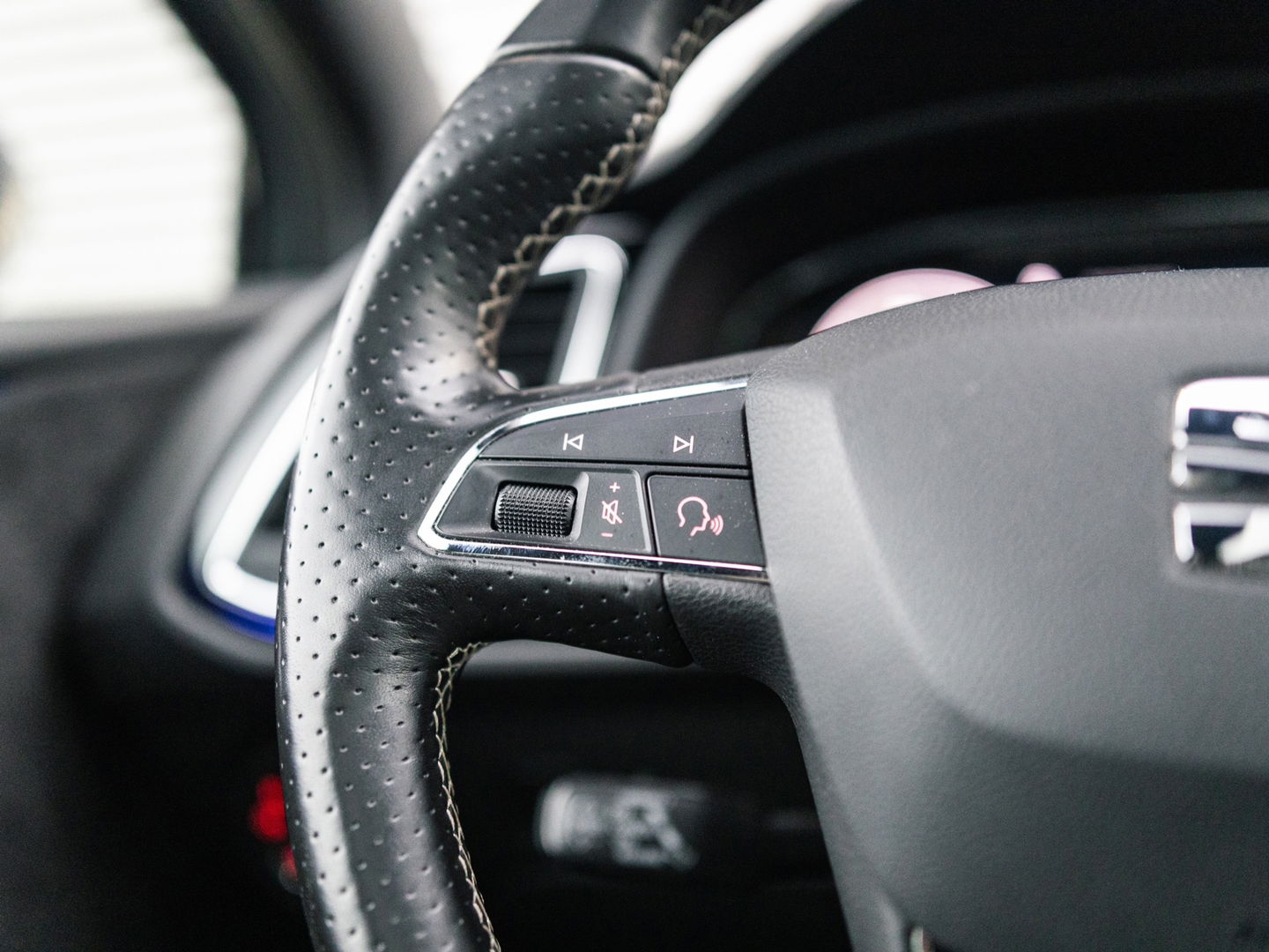 SEAT Leon 2.0 TSI CUPRA 300 PANO SCHAAL VIRTUAL KEYLESS DAB