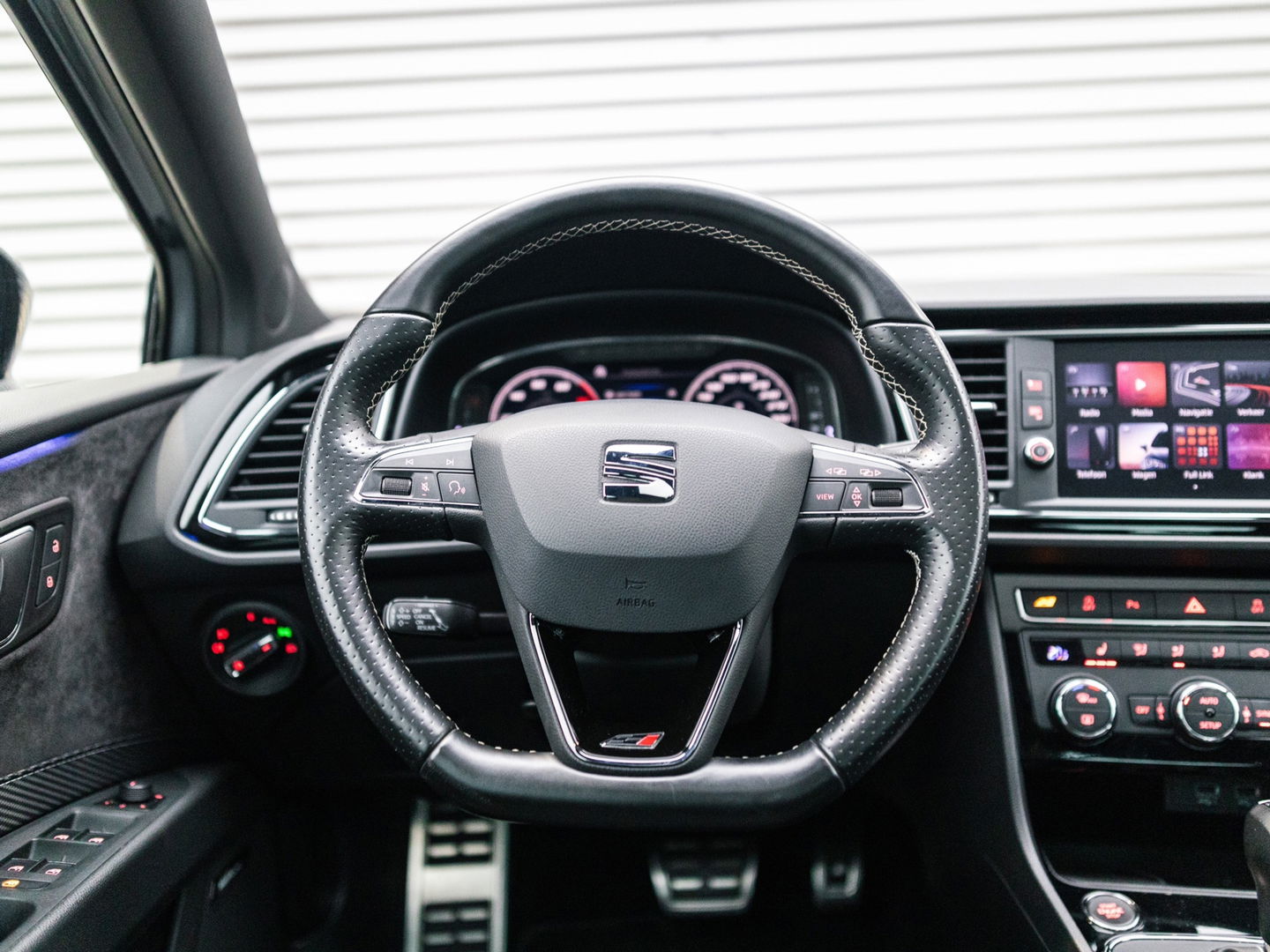 SEAT Leon 2.0 TSI CUPRA 300 PANO SCHAAL VIRTUAL KEYLESS DAB