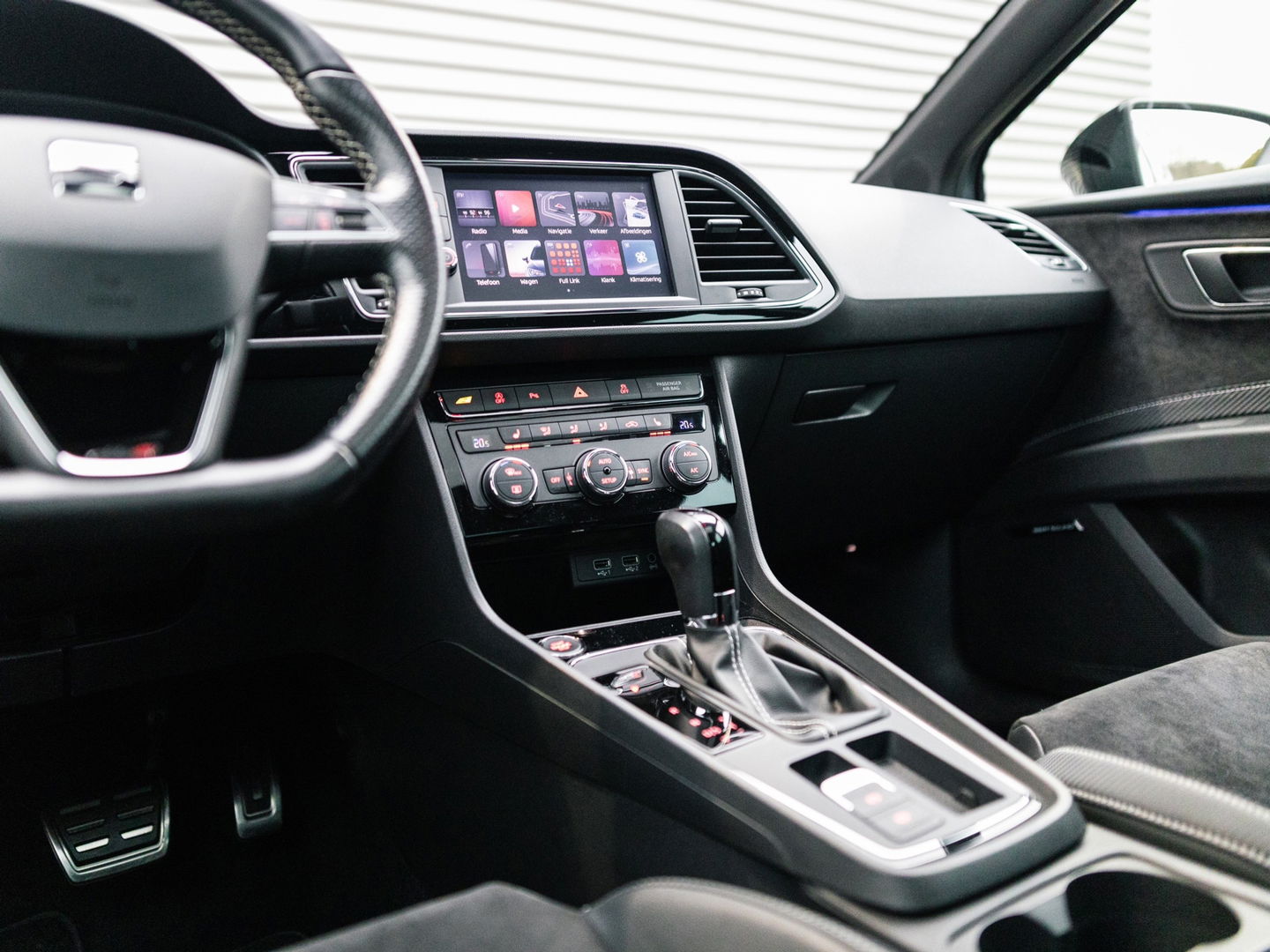 SEAT Leon 2.0 TSI CUPRA 300 PANO SCHAAL VIRTUAL KEYLESS DAB