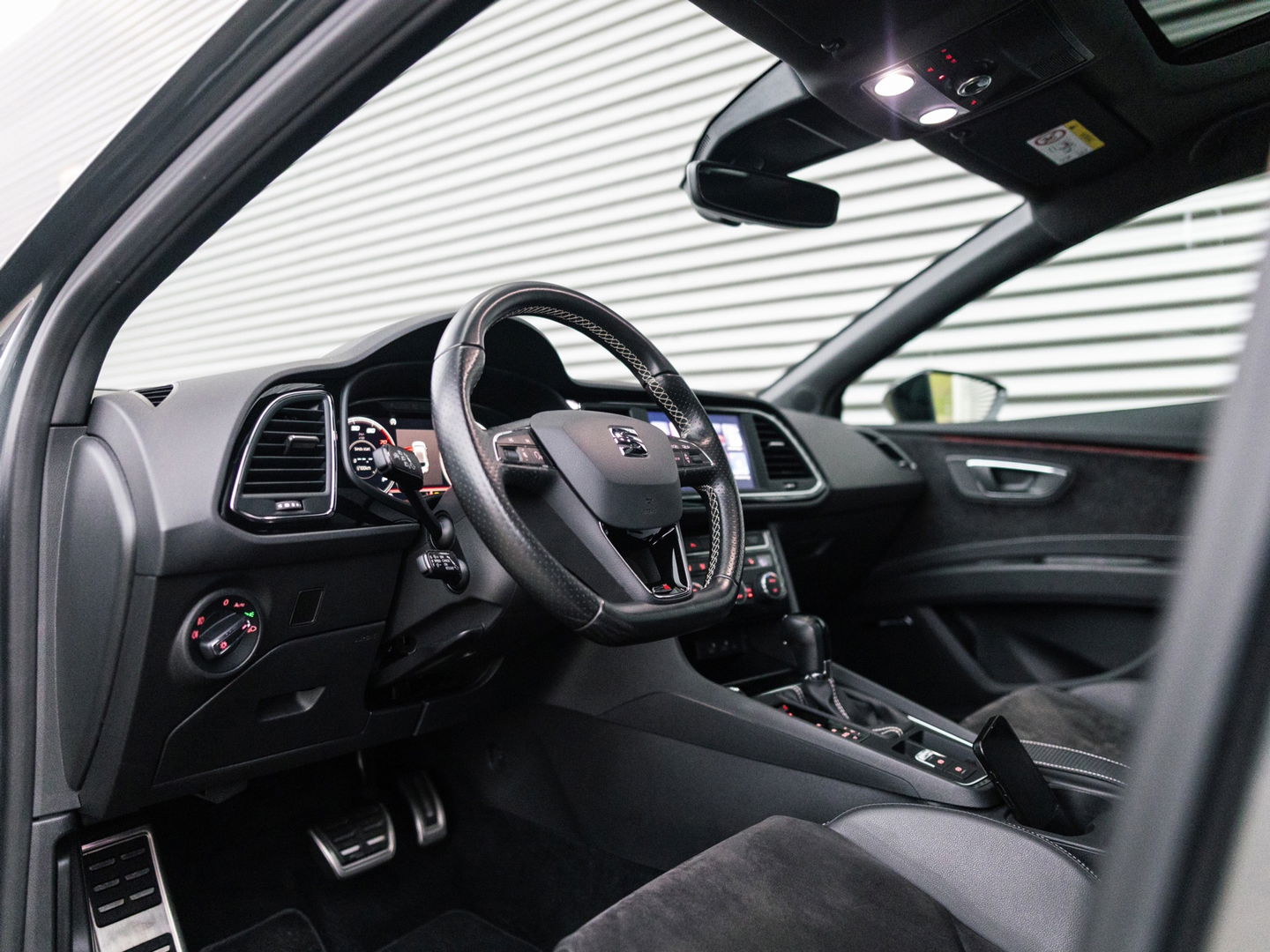 SEAT Leon 2.0 TSI CUPRA 300 PANO SCHAAL VIRTUAL KEYLESS DAB