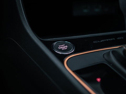 SEAT Leon ST 2.0 TSI CUPRA R 4DRIVE PANO CARBON BREMBO BEATS