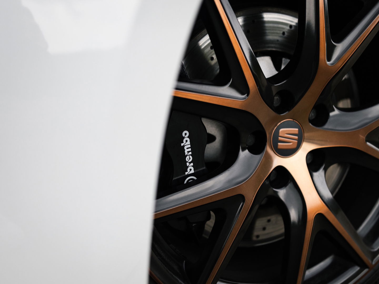 SEAT Leon ST 2.0 TSI CUPRA R 4DRIVE PANO CARBON BREMBO BEATS