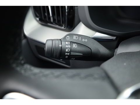 Volvo XC60 2.0 T6 Plug-in hybrid AWD Ultra Black Edition | Trekhaak | Head-up | Pano-dak | 360 camera | H&K Audio | Stoel+ stuurverw. | Sportstoelen |