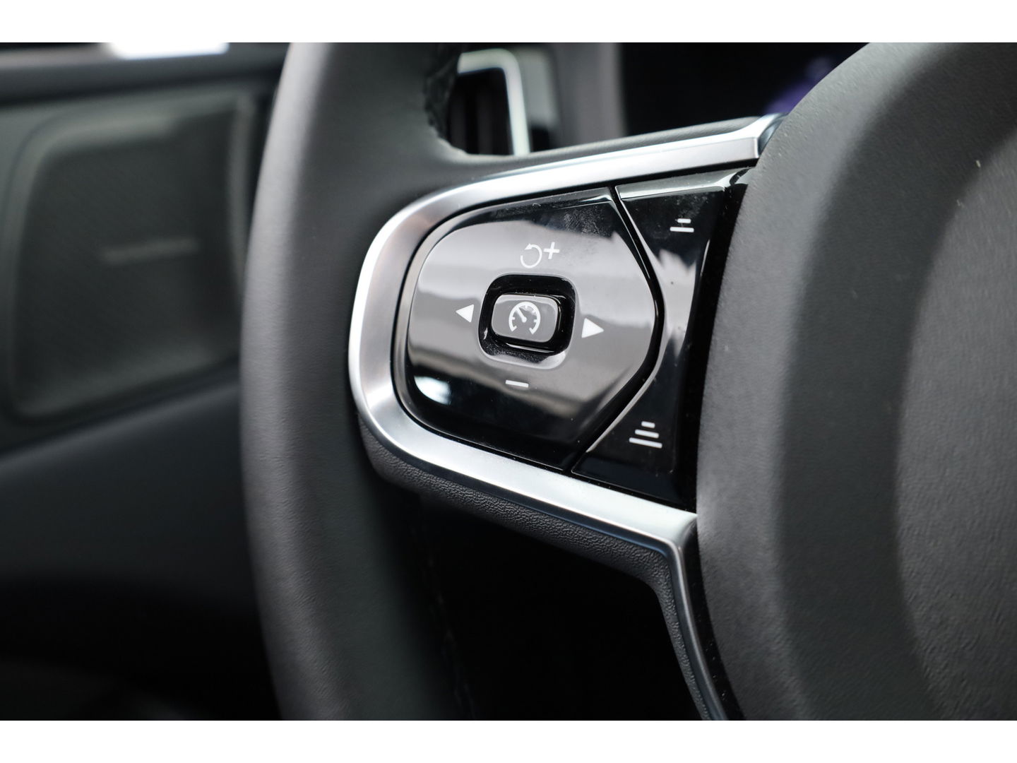 Volvo XC60 2.0 T6 Plug-in hybrid AWD Ultra Black Edition | Trekhaak | Head-up | Pano-dak | 360 camera | H&K Audio | Stoel+ stuurverw. | Sportstoelen |