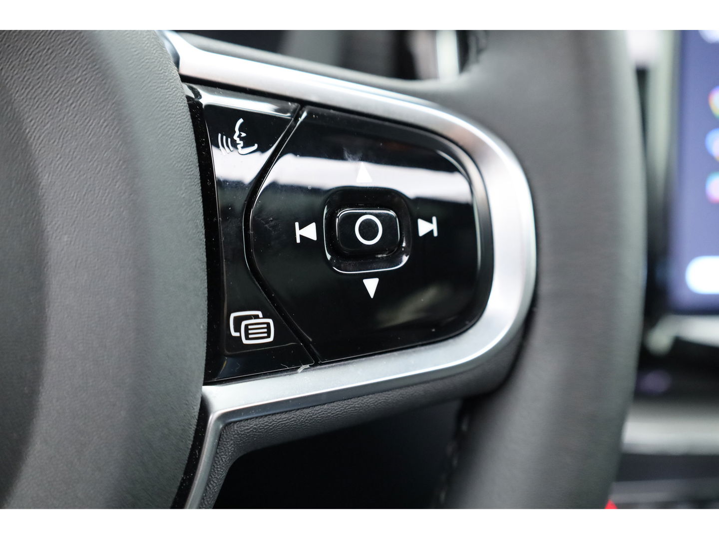 Volvo XC60 2.0 T6 Plug-in hybrid AWD Ultra Black Edition | Trekhaak | Head-up | Pano-dak | 360 camera | H&K Audio | Stoel+ stuurverw. | Sportstoelen |