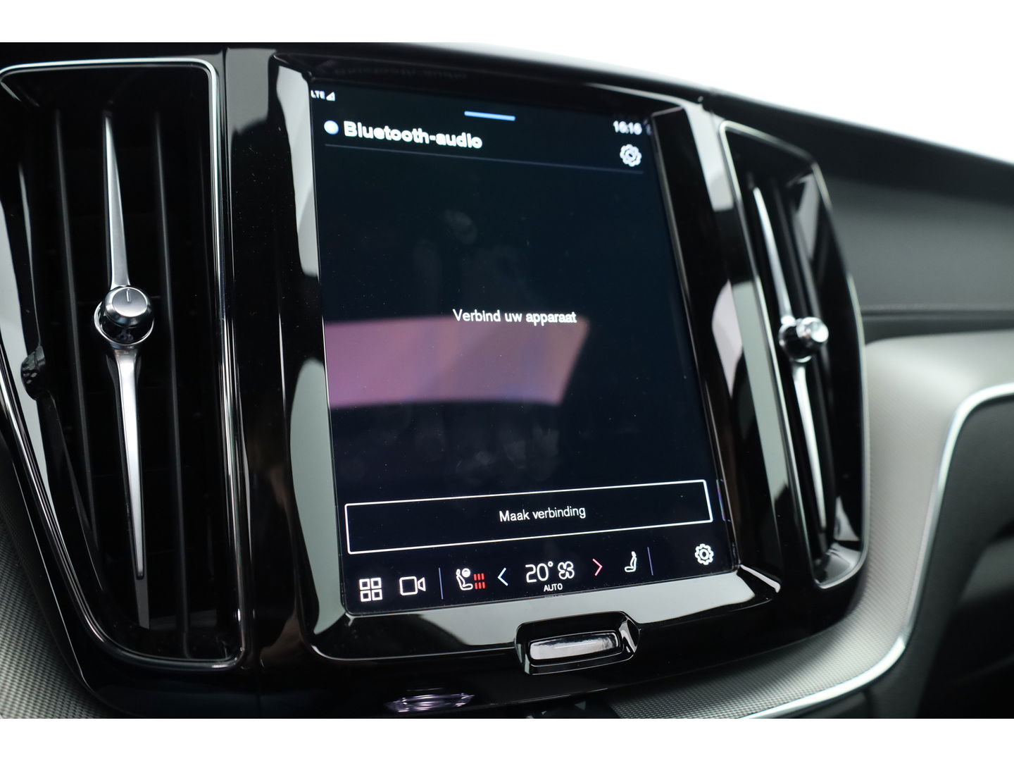 Volvo XC60 2.0 T6 Plug-in hybrid AWD Ultra Black Edition | Trekhaak | Head-up | Pano-dak | 360 camera | H&K Audio | Stoel+ stuurverw. | Sportstoelen |