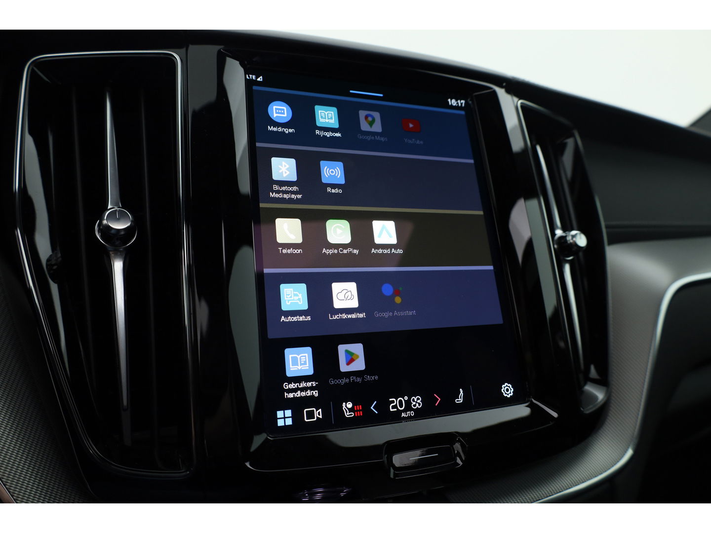 Volvo XC60 2.0 T6 Plug-in hybrid AWD Ultra Black Edition | Trekhaak | Head-up | Pano-dak | 360 camera | H&K Audio | Stoel+ stuurverw. | Sportstoelen |