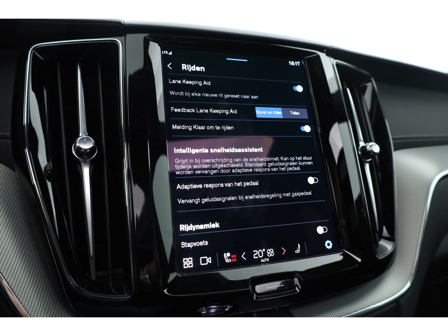 Volvo XC60 2.0 T6 Plug-in hybrid AWD Ultra Black Edition | Trekhaak | Head-up | Pano-dak | 360 camera | H&K Audio | Stoel+ stuurverw. | Sportstoelen |