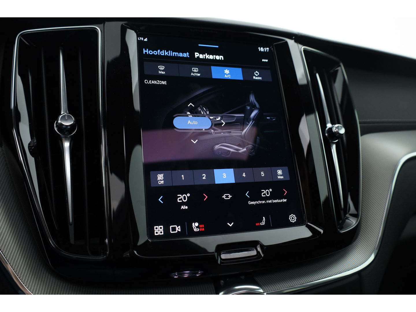 Volvo XC60 2.0 T6 Plug-in hybrid AWD Ultra Black Edition | Trekhaak | Head-up | Pano-dak | 360 camera | H&K Audio | Stoel+ stuurverw. | Sportstoelen |