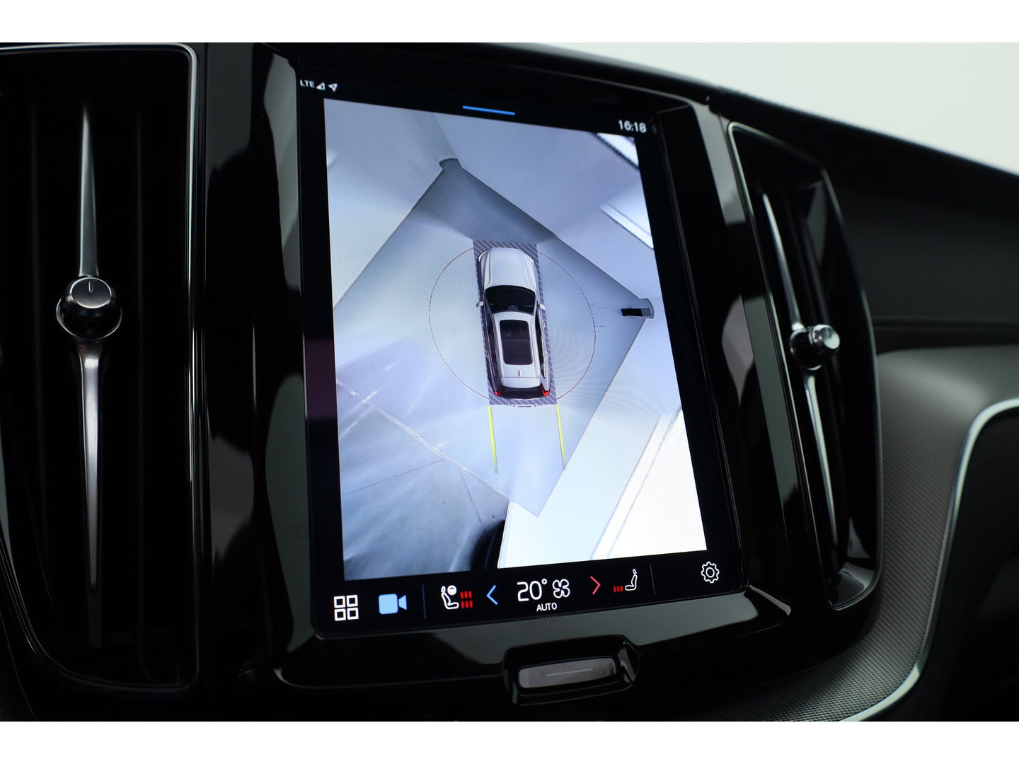 Volvo XC60 2.0 T6 Plug-in hybrid AWD Ultra Black Edition | Trekhaak | Head-up | Pano-dak | 360 camera | H&K Audio | Stoel+ stuurverw. | Sportstoelen |