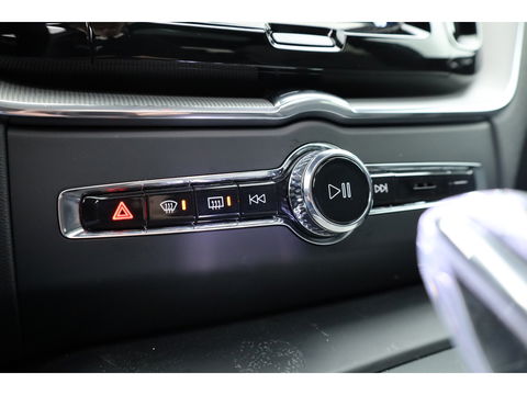 Volvo XC60 2.0 T6 Plug-in hybrid AWD Ultra Black Edition | Trekhaak | Head-up | Pano-dak | 360 camera | H&K Audio | Stoel+ stuurverw. | Sportstoelen |