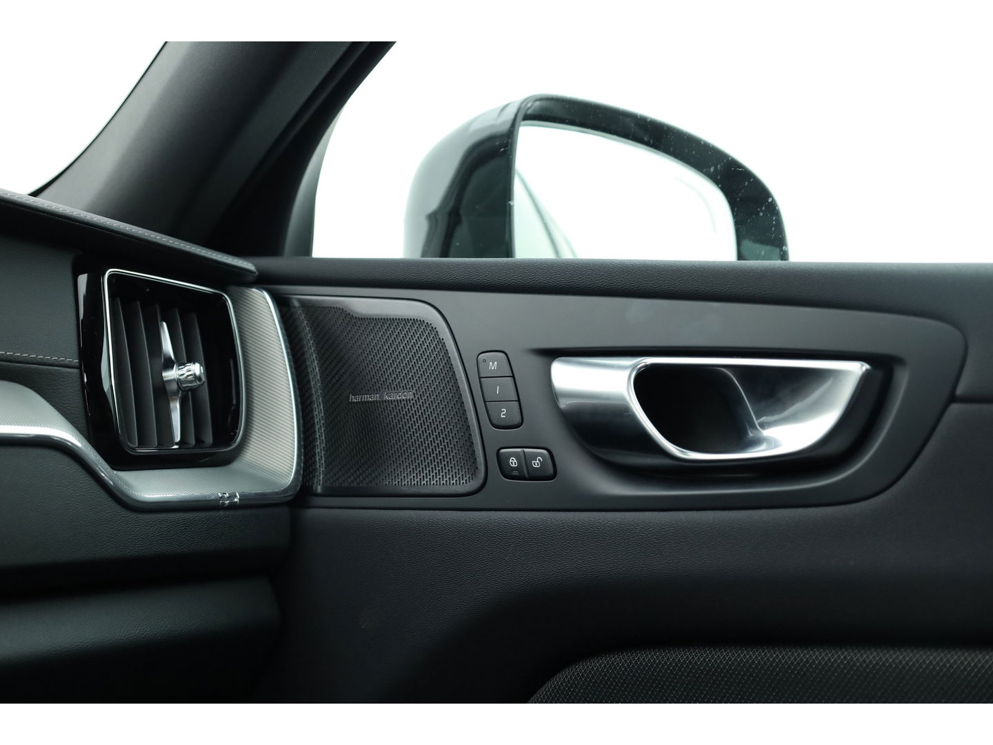 Volvo XC60 2.0 T6 Plug-in hybrid AWD Ultra Black Edition | Trekhaak | Head-up | Pano-dak | 360 camera | H&K Audio | Stoel+ stuurverw. | Sportstoelen |