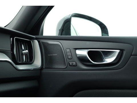Volvo XC60 2.0 T6 Plug-in hybrid AWD Ultra Black Edition | Trekhaak | Head-up | Pano-dak | 360 camera | H&K Audio | Stoel+ stuurverw. | Sportstoelen |