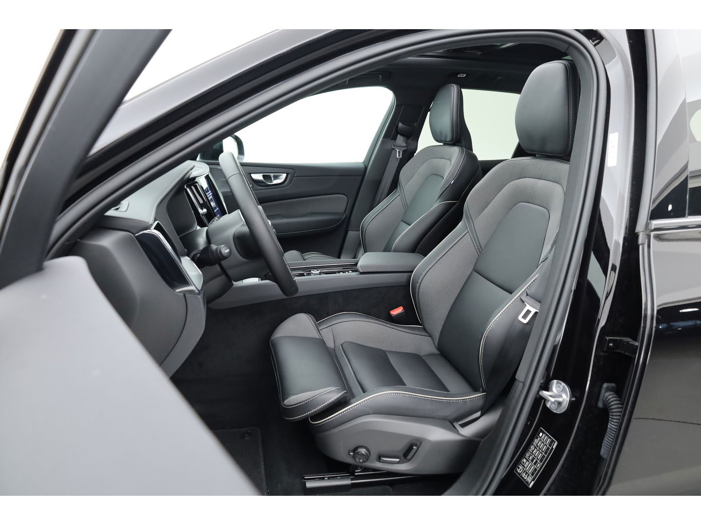 Volvo XC60 2.0 T6 Plug-in hybrid AWD Ultra Black Edition | Trekhaak | Head-up | Pano-dak | 360 camera | H&K Audio | Stoel+ stuurverw. | Sportstoelen |