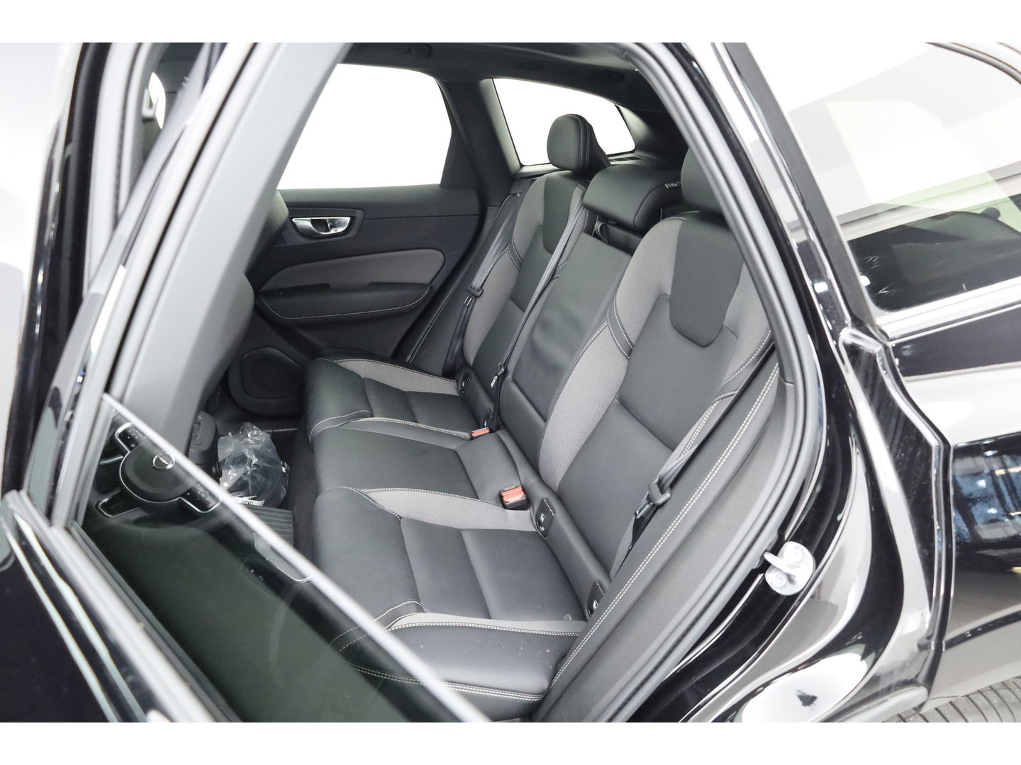 Volvo XC60 2.0 T6 Plug-in hybrid AWD Ultra Black Edition | Trekhaak | Head-up | Pano-dak | 360 camera | H&K Audio | Stoel+ stuurverw. | Sportstoelen |